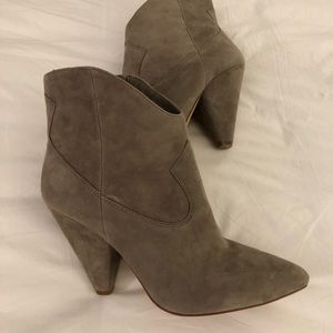 Vince Camuto Movinta Bootie (Sz 8)